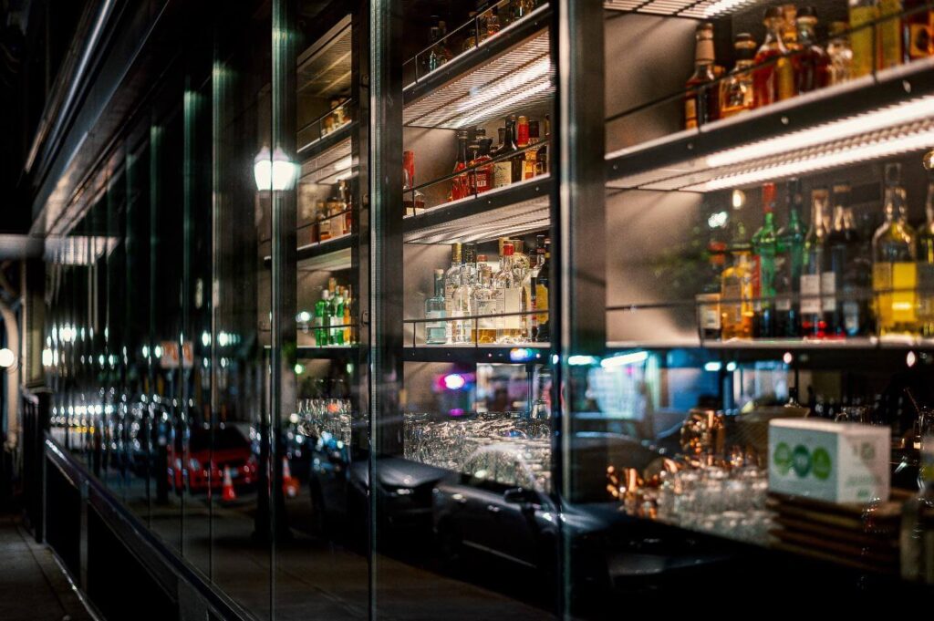 Should the wine cellar be enclosed or not-